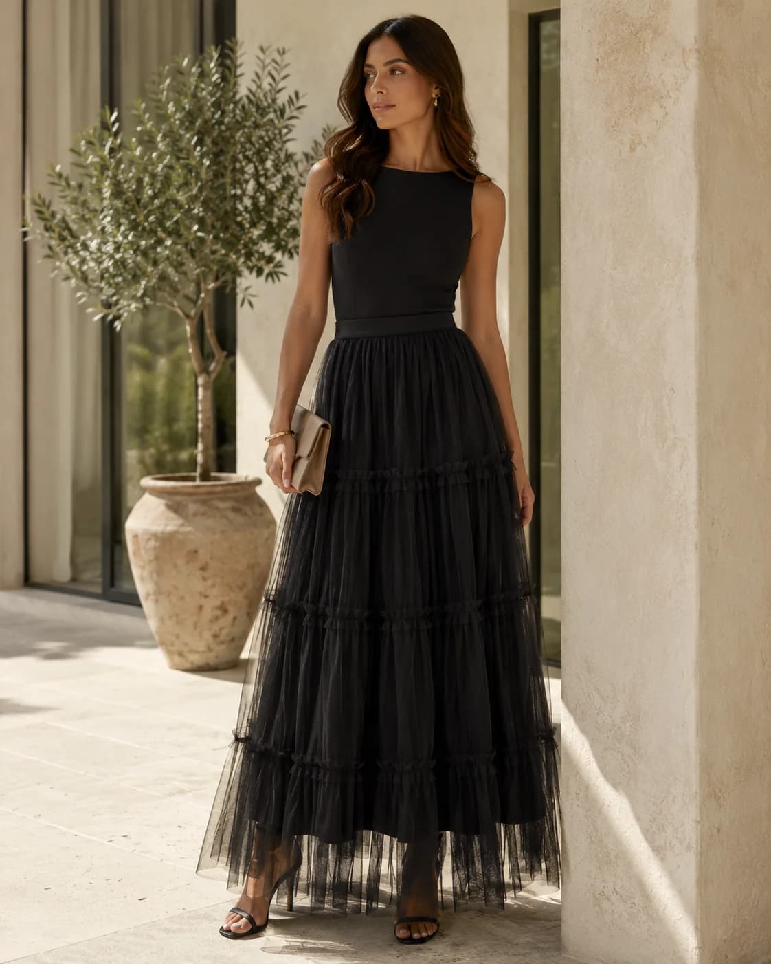 Una pieza etérea y sofisticada que transforma cualquier look. Sus capas de tul aportan volumen y movimiento para un estilo femenino con mucha presencia.